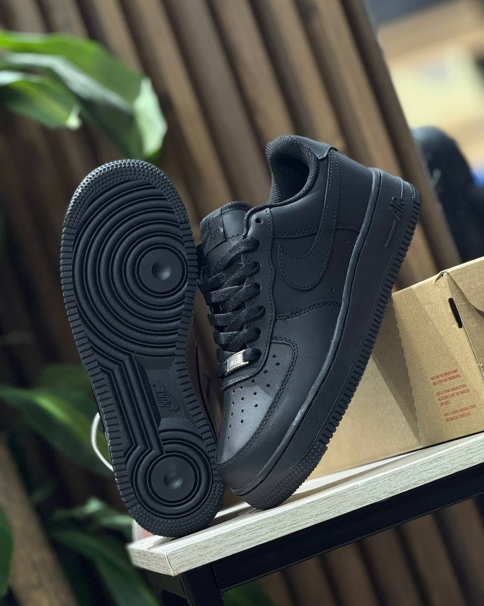 NIKE AIR FORCE 1 LOW TRIPLE BLACK