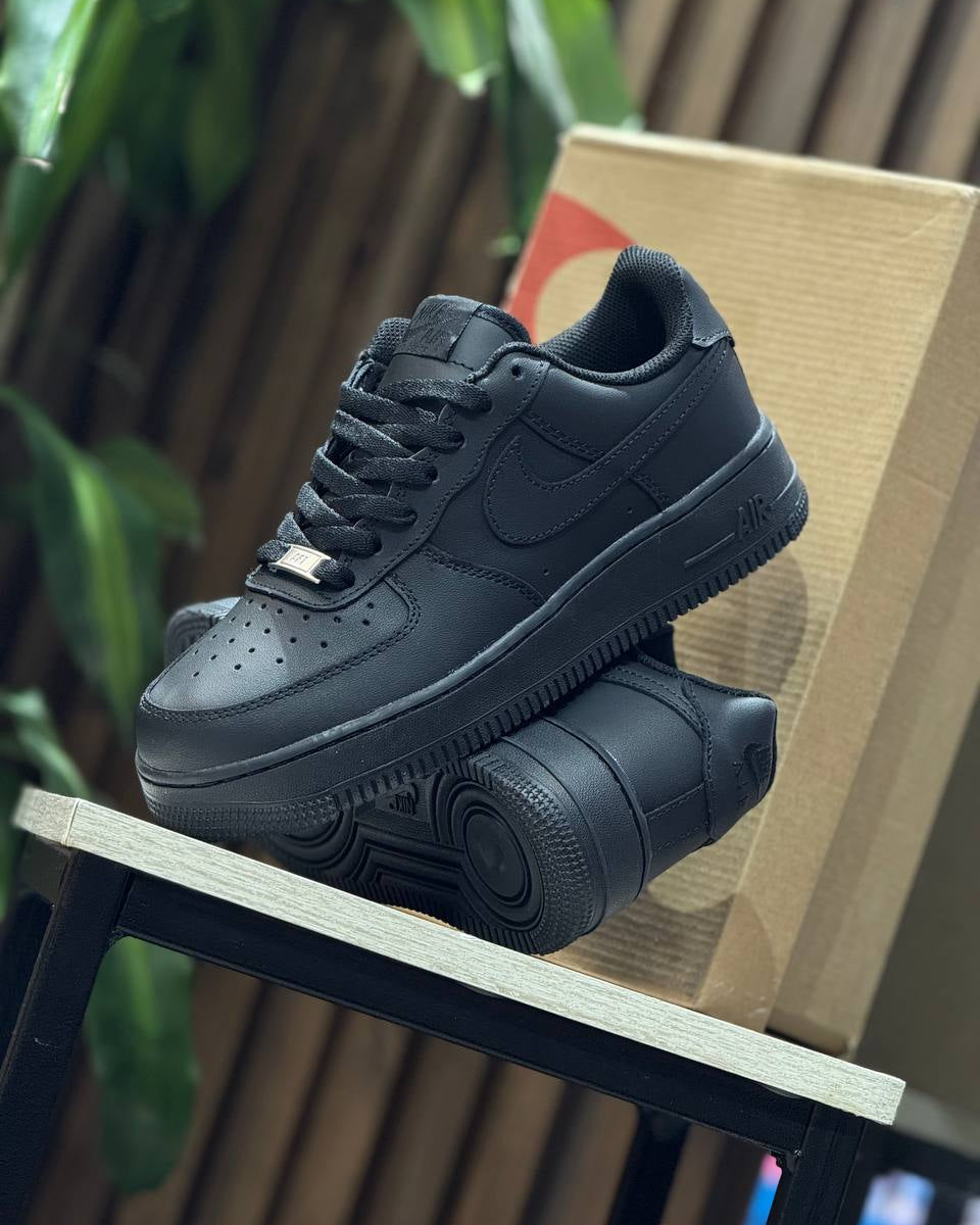 NIKE AIR FORCE 1 LOW TRIPLE BLACK