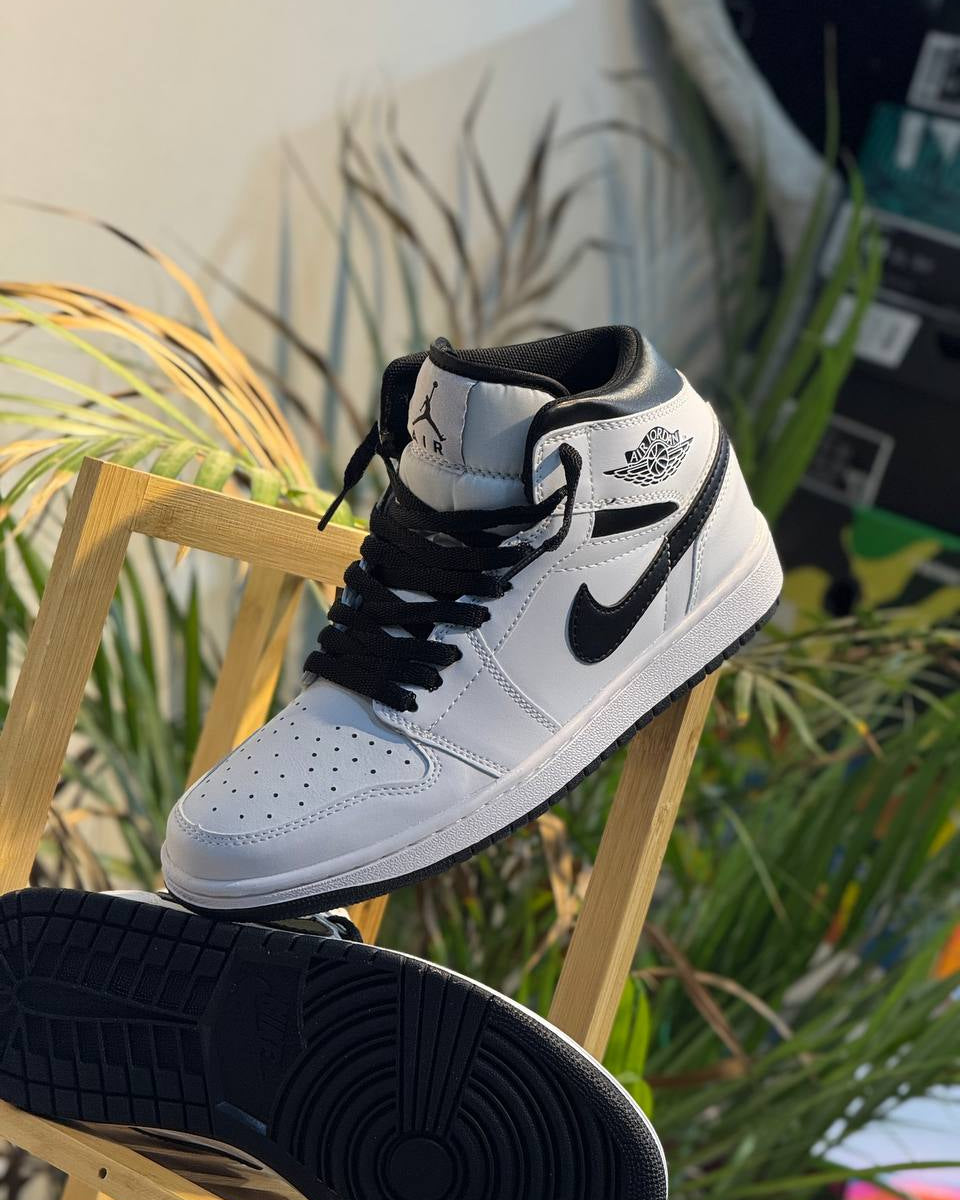 NIKE AIR JORDAN 1 MID WHITE / BLACK