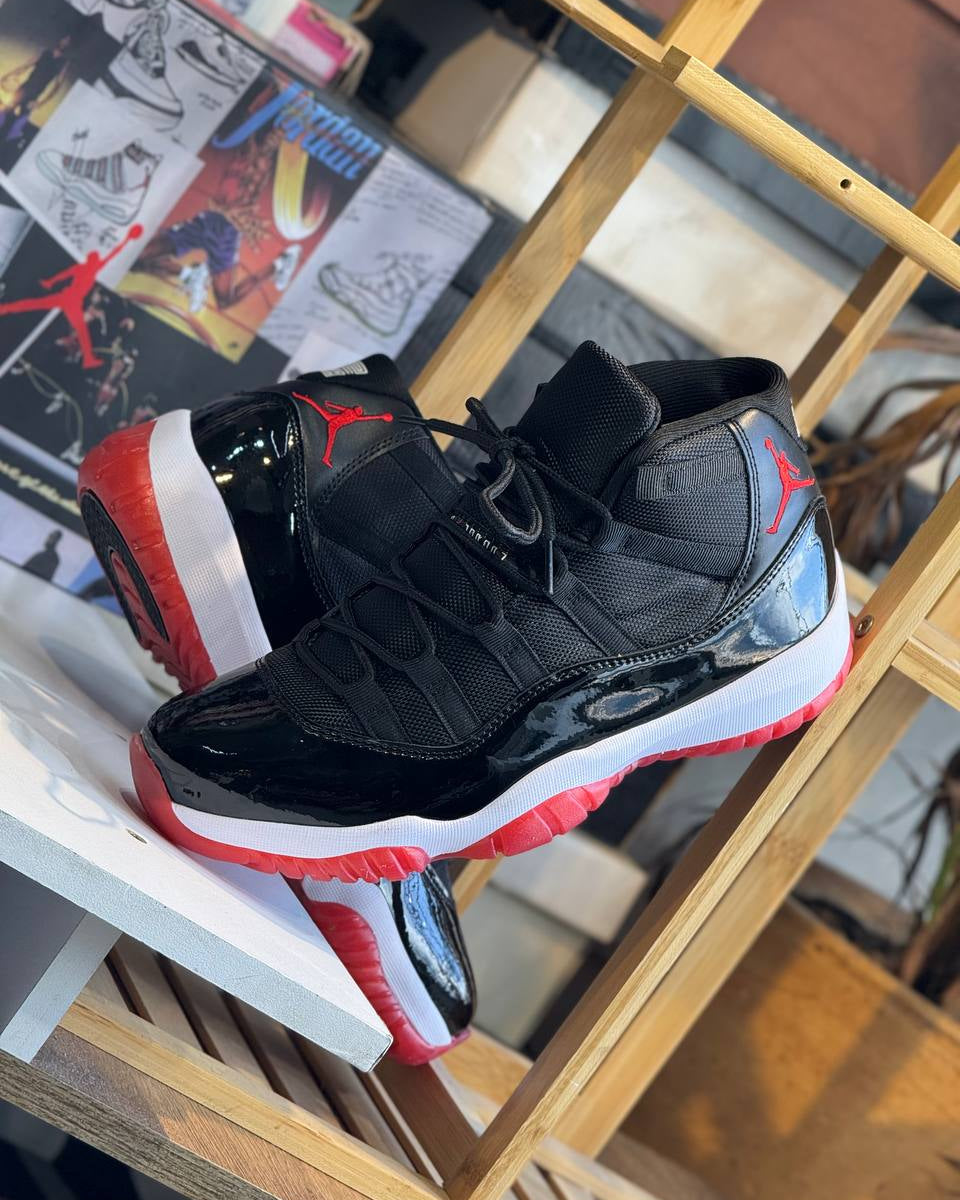 Air Jordan 11 Retro Low Black / Red