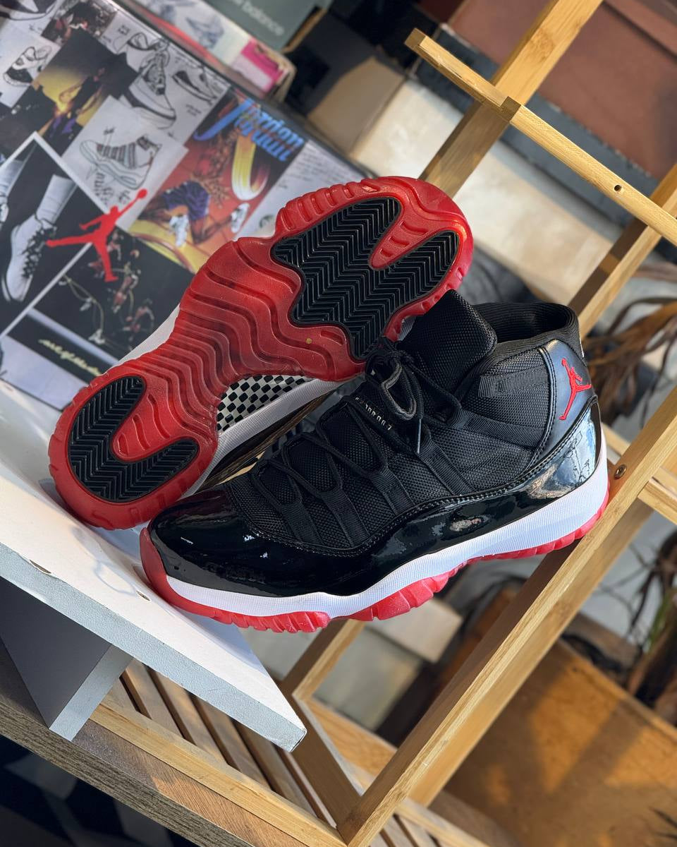 Air Jordan 11 Retro Low Black / Red