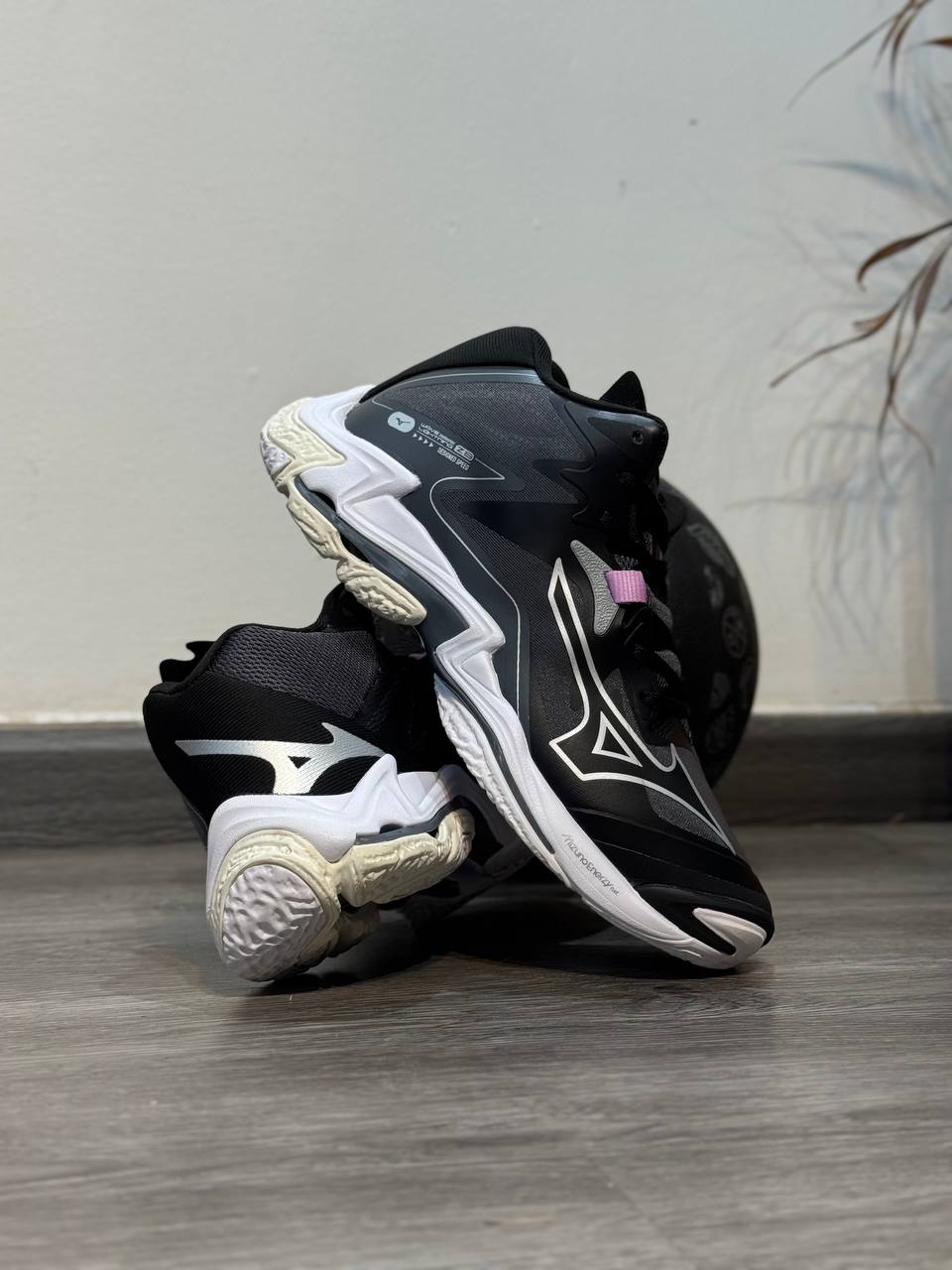 Mizuno Wave Lightning Z8 “Black & Silver”