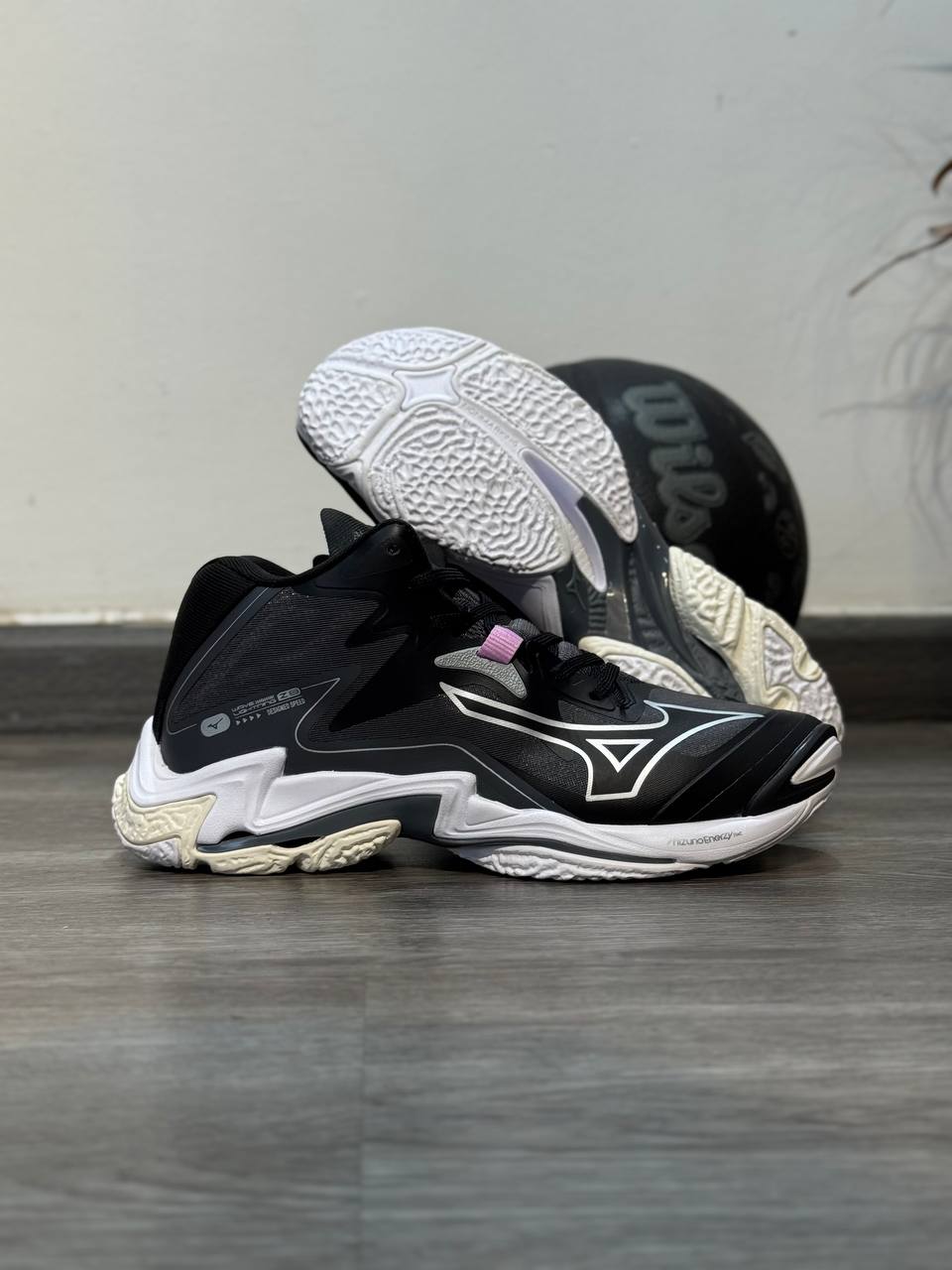 Mizuno Wave Lightning Z8 “Black & Silver”