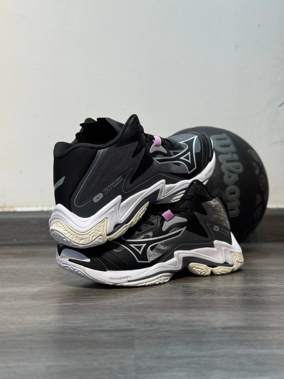 Mizuno Wave Lightning Z8 “Black & Silver”