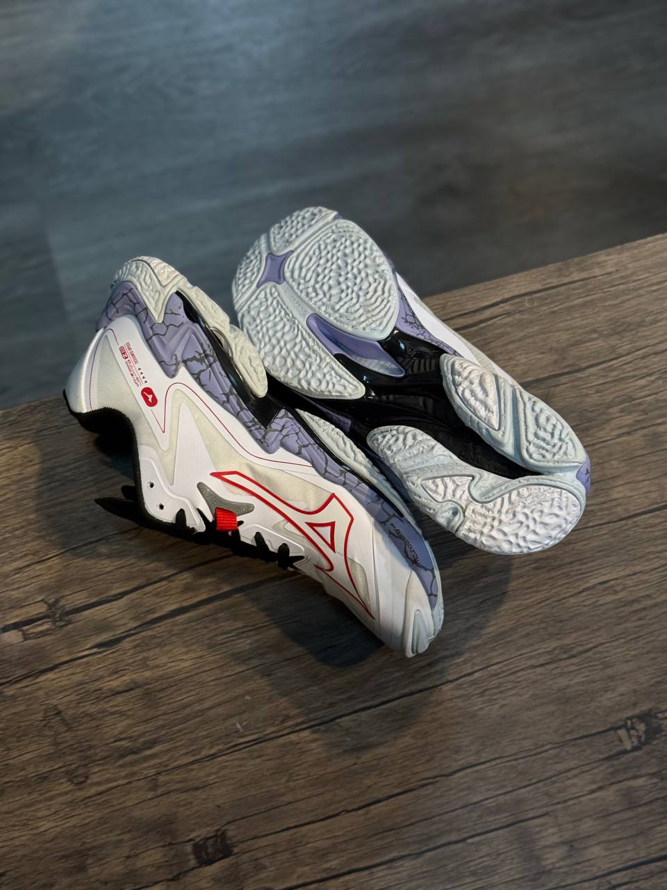Mizuno Wave Lightning Z8 “Marble Red Edition”