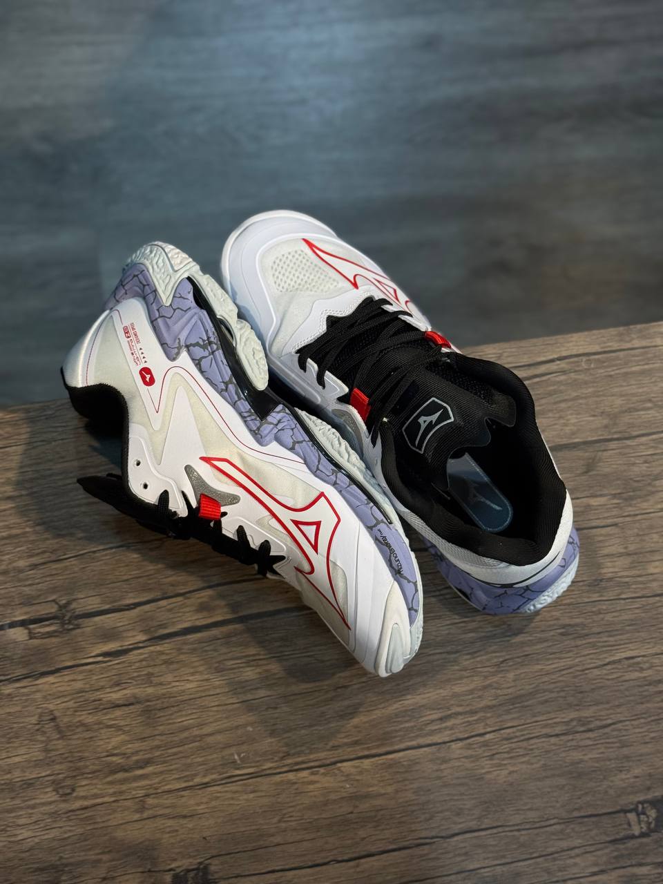 Mizuno Wave Lightning Z8 “Marble Red Edition”