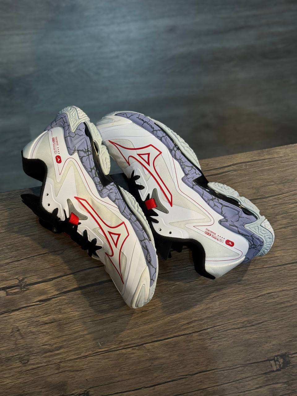 Mizuno Wave Lightning Z8 “Marble Red Edition”
