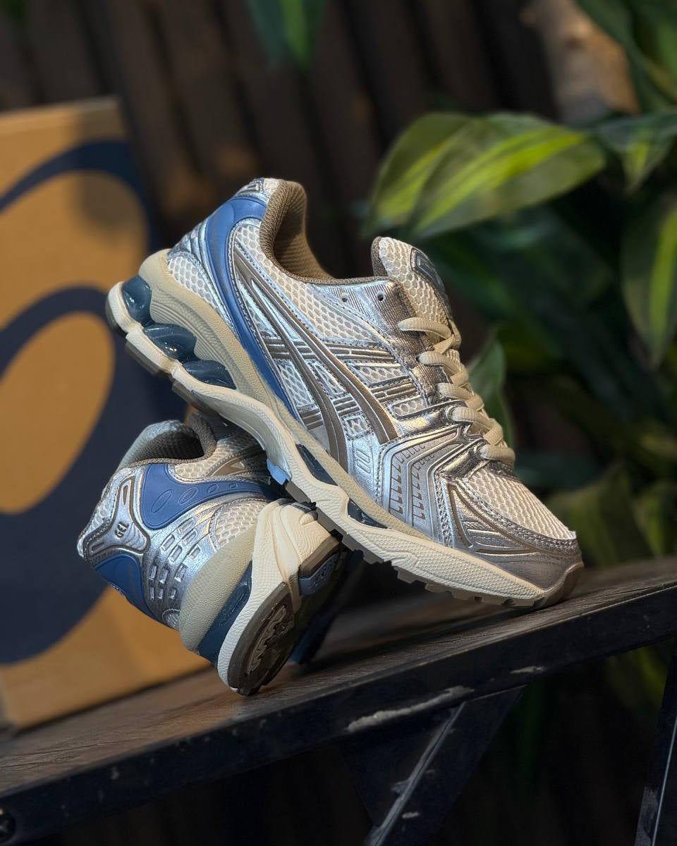 ASICS GEL-Kayano – Plata/Gris con Azul