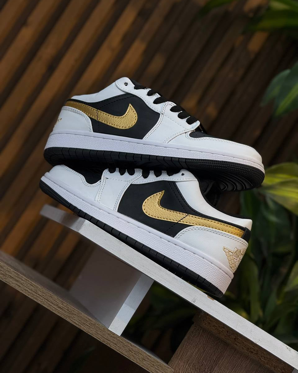 Air Jordan 1 Low – Blanco/Negro/Dorado (Gold Swoosh)