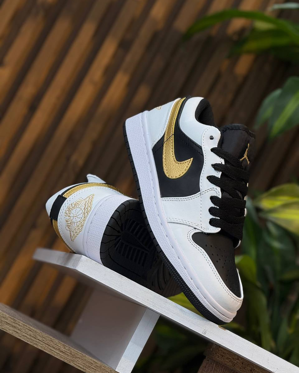 Air Jordan 1 Low – Blanco/Negro/Dorado (Gold Swoosh)