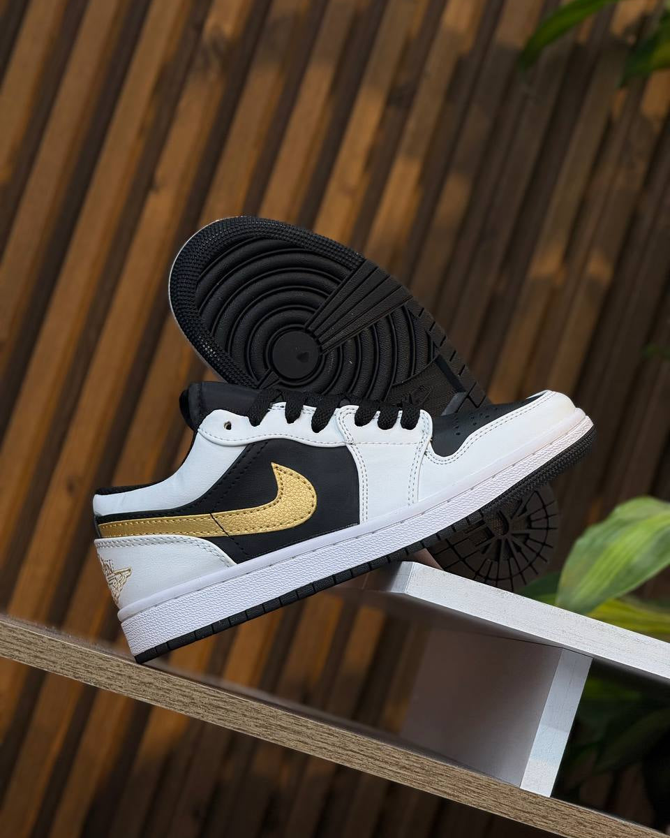 Air Jordan 1 Low – Blanco/Negro/Dorado (Gold Swoosh)