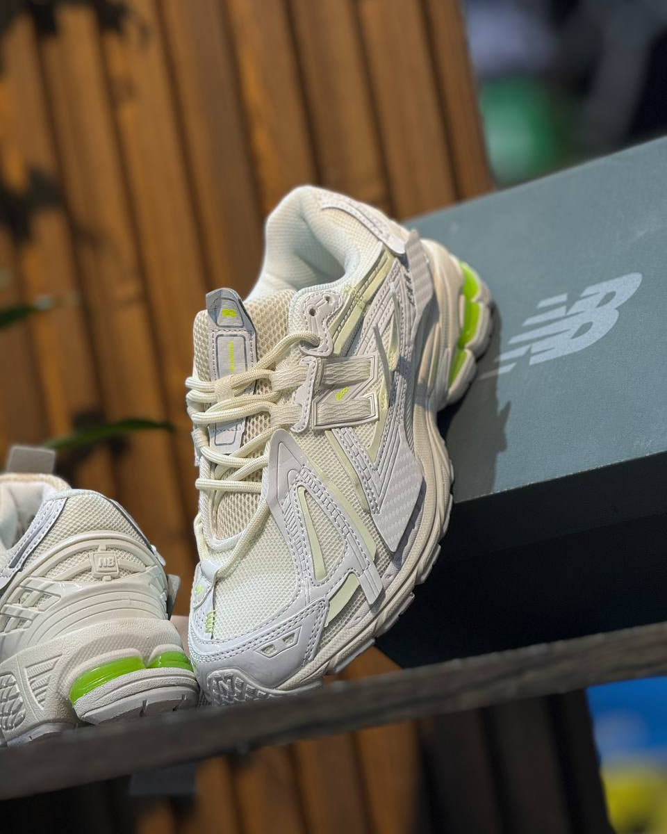 New Balance 1906 (Blanco/Gris con detalles Volt)