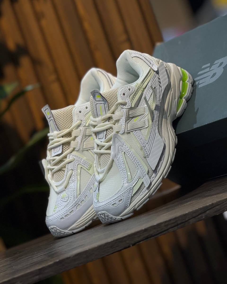 New Balance 1906 (Blanco/Gris con detalles Volt)