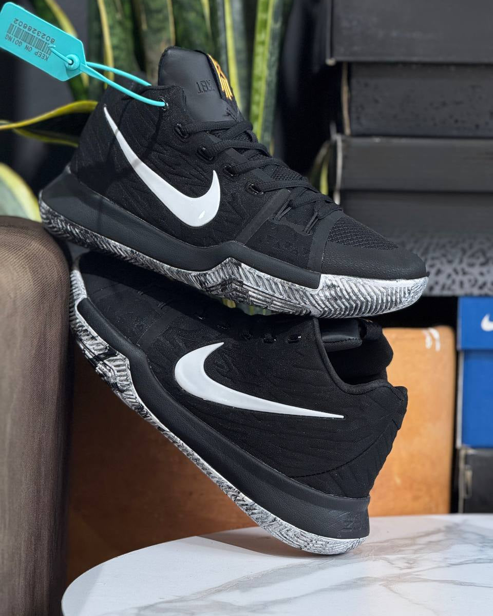 Nike Kyrie – Black White Gold