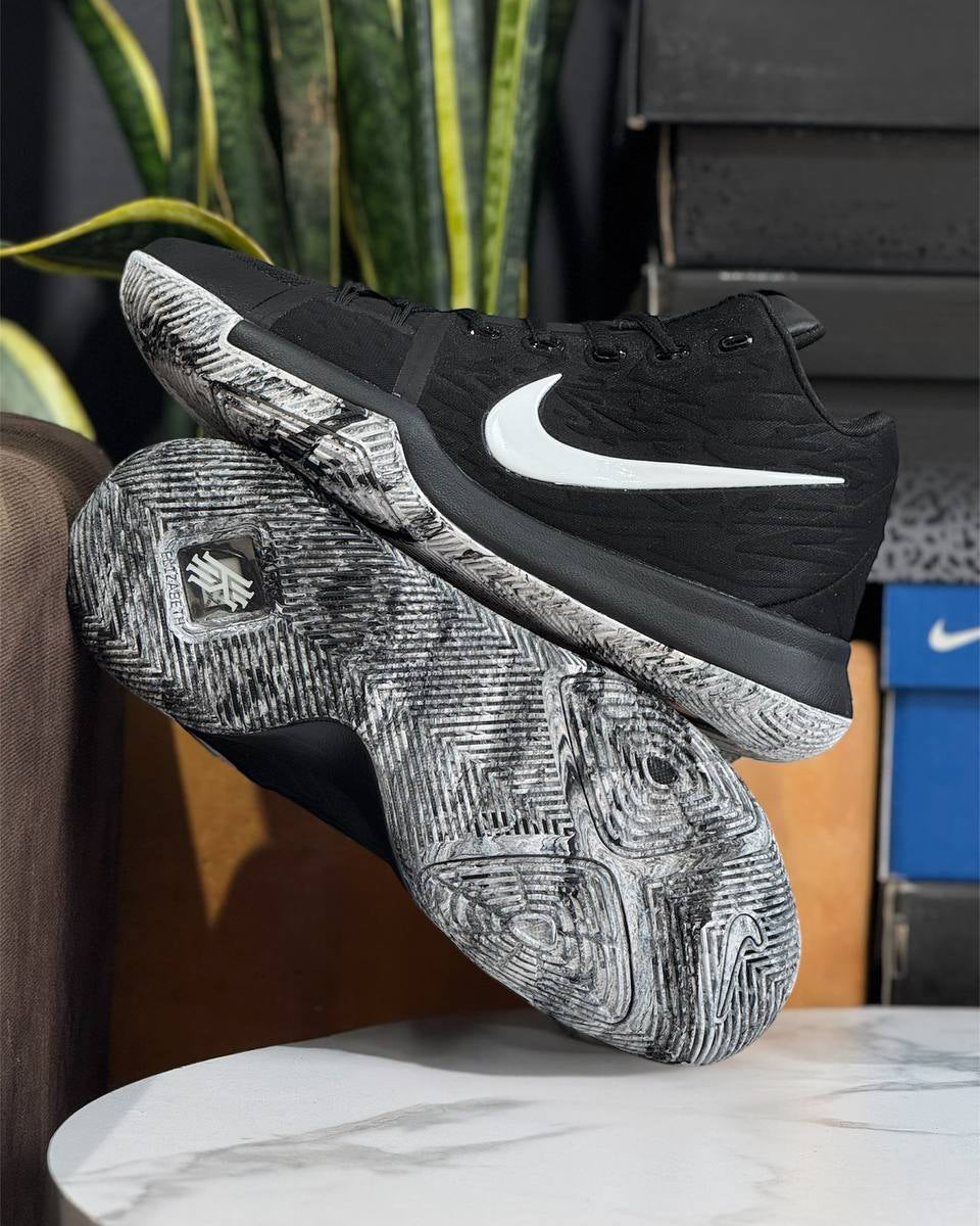 Nike Kyrie – Black White Gold