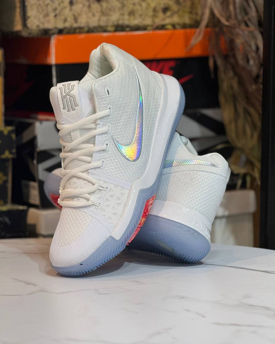 Nike Kyrie Flytrap – Edición White Holographic – Web Monkey Shoes