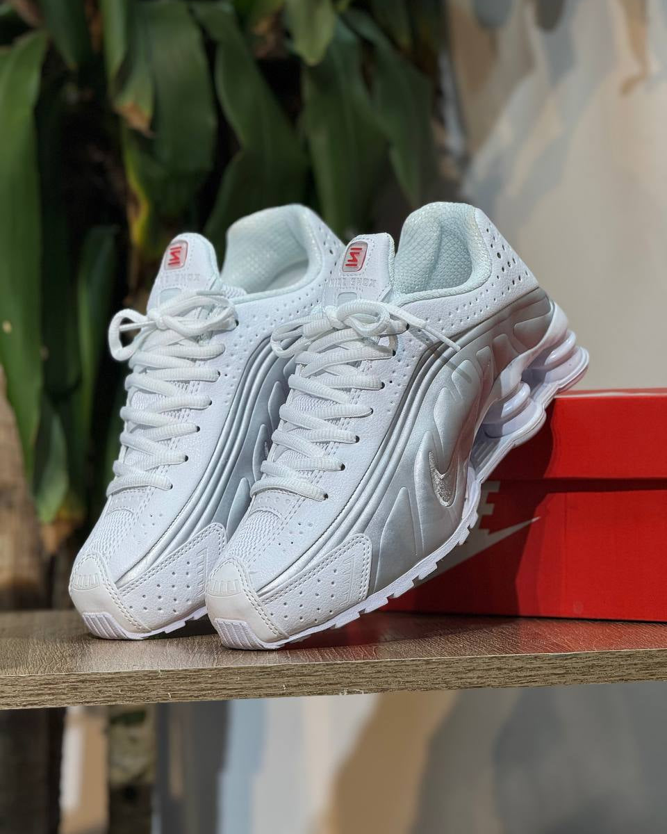 Nike Shox en color blanco perla