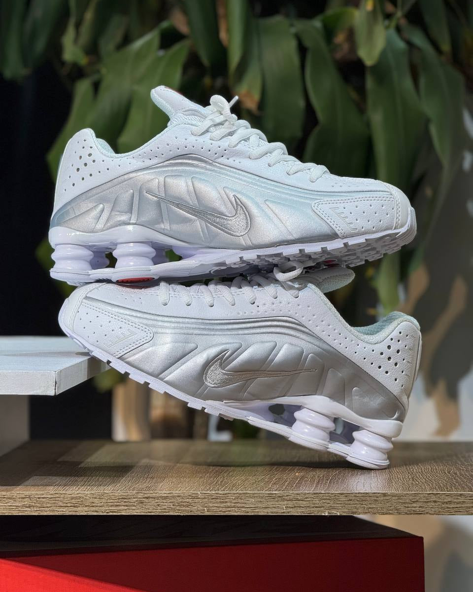 Nike Shox en color blanco perla