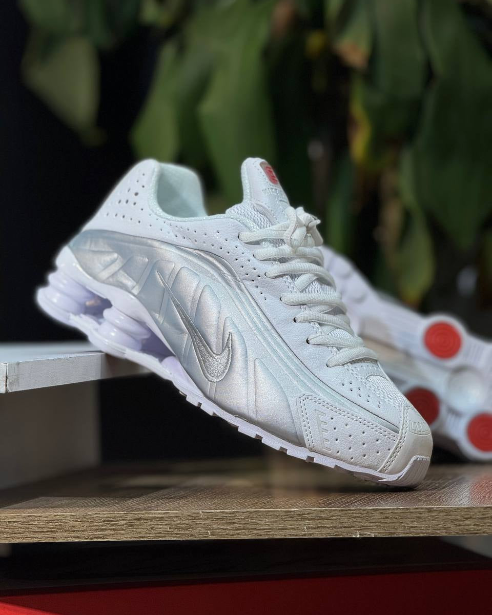 Nike Shox en color blanco perla