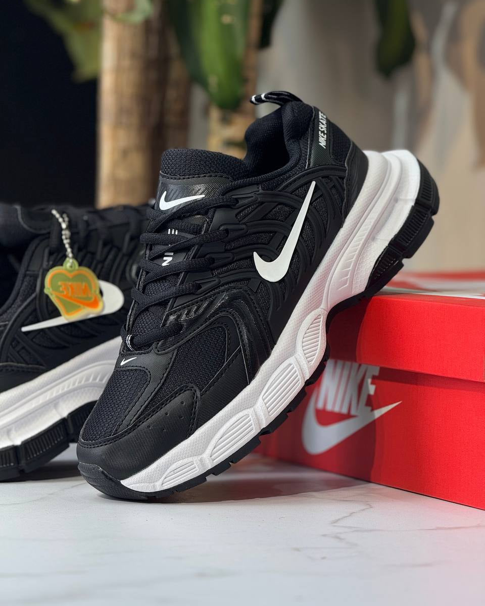 Nike Zoom Vomero 5  Black/White