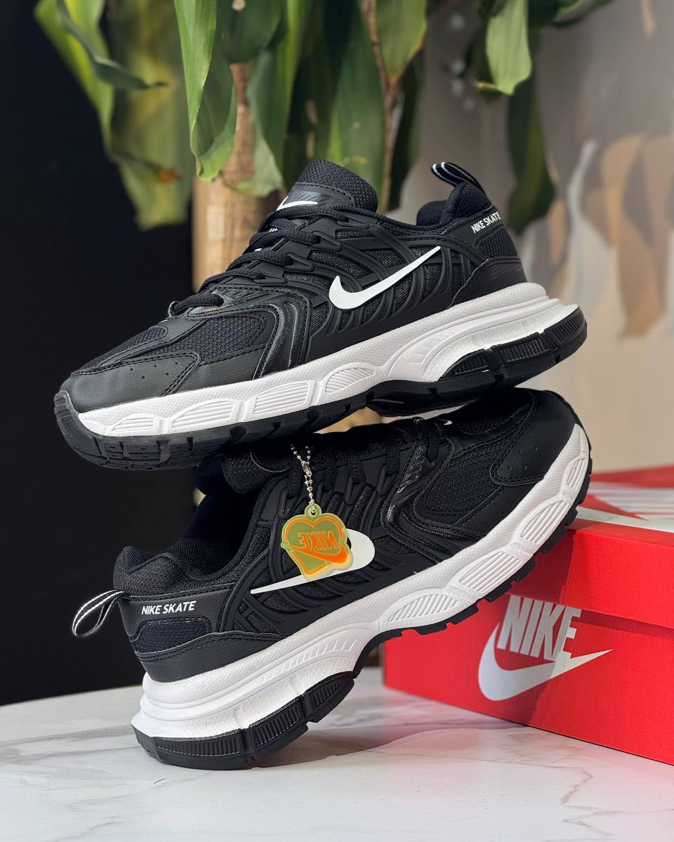 Nike Zoom Vomero 5  Black/White
