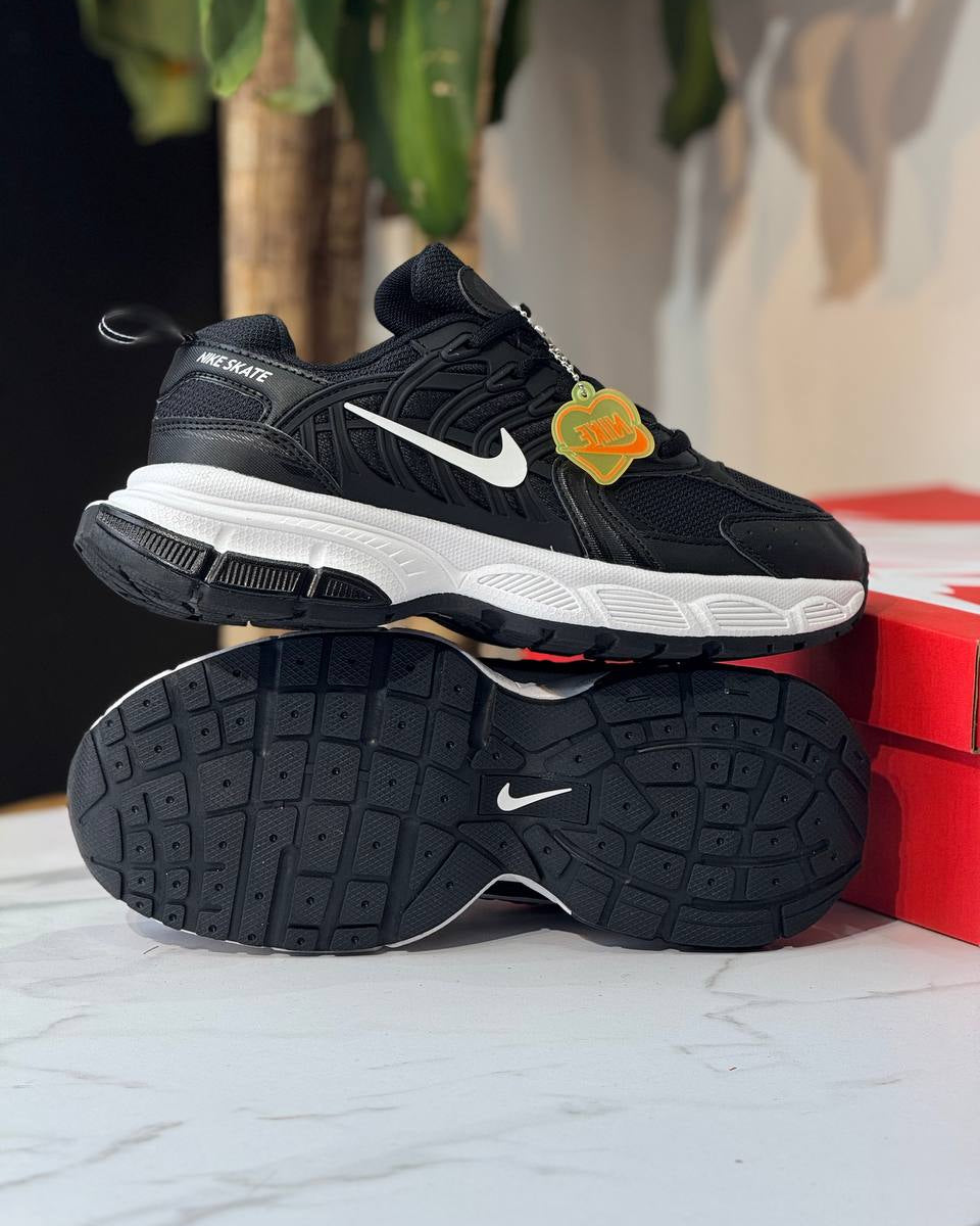 Nike Zoom Vomero 5  Black/White