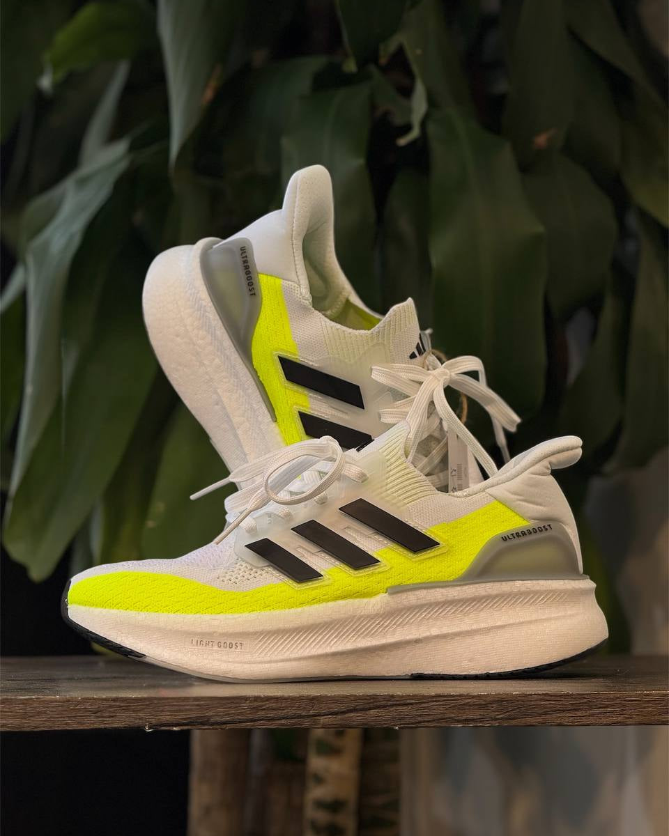 Adidas Ultraboost Light – White/Volt Yellow (Nueva Generación)